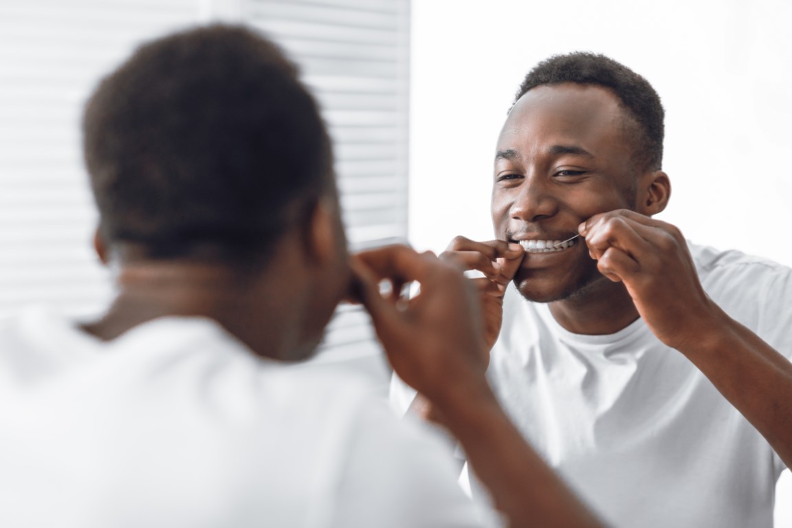br>Bien qu’il y ait des gens qui ont une relation amour-haine avec la soie dentaire, c’est une partie nécessaire des bonnes pratiques d’hygiène buccale. Si vous détestez la soie dentaire traditionnelle pour une raison quelconque, il y a beaucoup d’autres appareils qui peuvent effectuer le travail. Voici quelques alternatives à la soie dentaire traditionnelle que vous voudrez peut-être envisager, si c’est le cas.<br><br><b>Qu’est-ce que la soie dentaire?</b><br>La soie dentaire est un type d’hygiène buccale qui implique généralement l’utilisation d’une corde cirée communément appelée soie dentaire. Avec cette méthode, vous enroulez la corde autour de vos doigts sur l’une ou l’autre main et insérez la corde entre vos dents. La corde est utilisée pour déloger les aliments entre vos dents, et aide ainsi à réduire les bactéries et l’accumulation de plaque.<br><br><b>L’importance de la soie dentaire</b><br>La plaque et les bactéries sont ce qui contribue à la formation de caries, aux maladies des gencives, et plus encore. Parce que le brossage ne peut atteindre que certaines zones, il est important de passer la soie dentaire, de sorte que vous pouvez nettoyer entre vos dents et la ligne de gencive. Même avec un brossage et une soie dentaire appropriés, vous devriez quand même vous rendre au <a href=